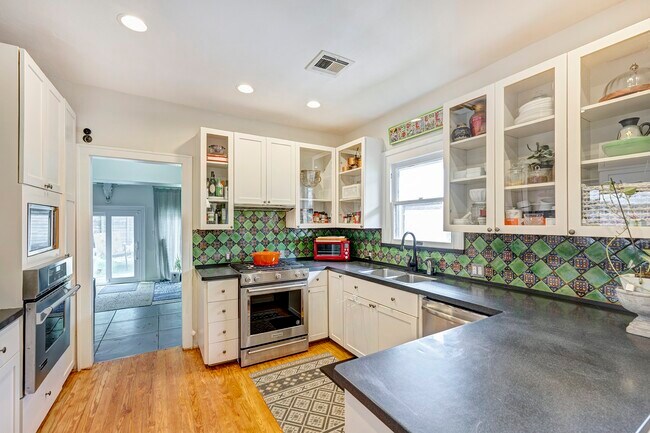 Building Photo - 1533 Harold St