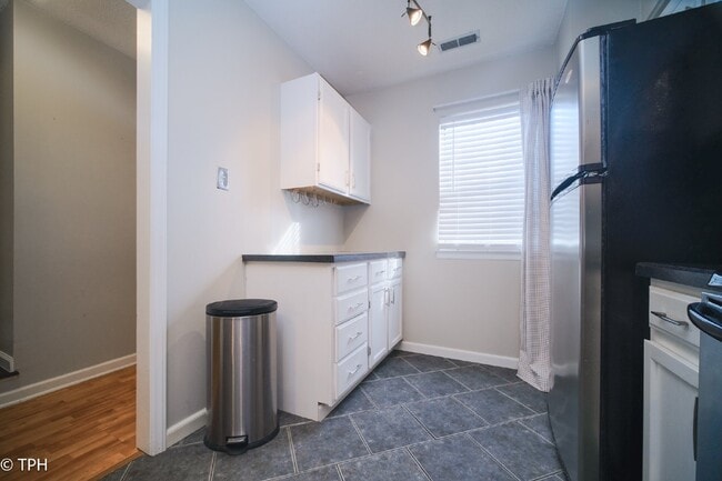 Building Photo - "Charming 2-Bedroom Gem with Granite Elegance in Charlotte's Heart!"