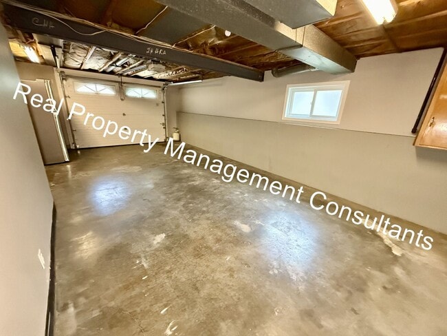 Building Photo - 2 Bedroom, 1.5 Bath Now Available!