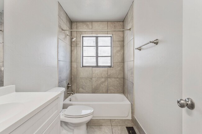 Building Photo - One Bedroom in Plaza District-$500 Off in ...