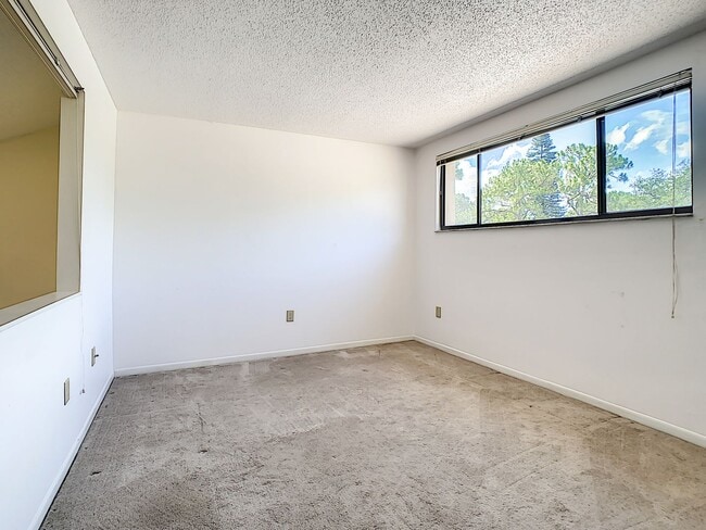 Building Photo - RARE 3 BEDROOM/ 2 BATH IN THE HIGHLY DESIR...