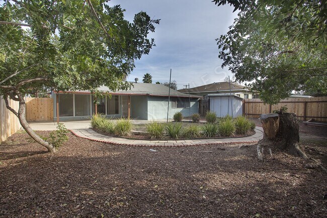 Building Photo - 1 MONTH FREE! 3 Br House with Garage, W/D ...