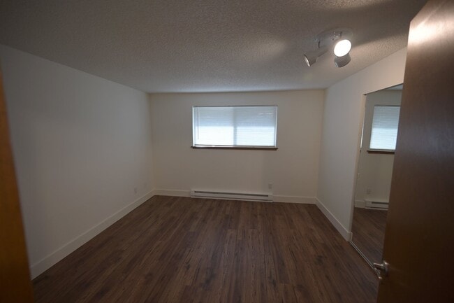 Building Photo - 2 bed 1 bath condo in 55+ community- ALL U...