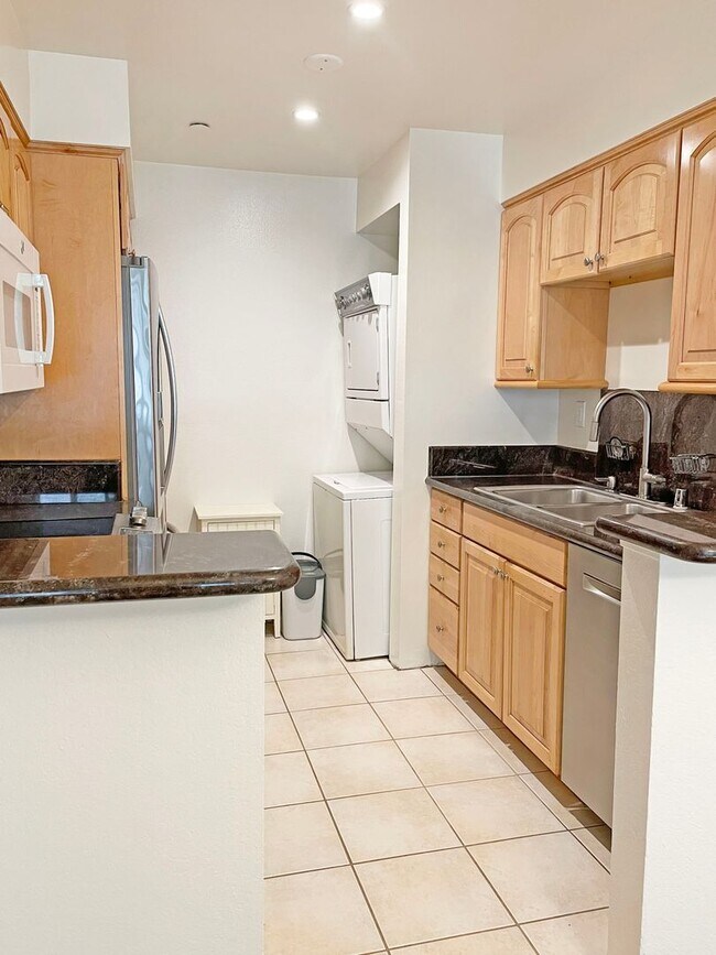 Building Photo - 2 Bed, 2 Bath Condo on the Esplanade with ...