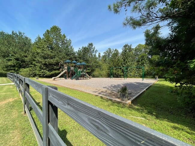 Building Photo - Gorgeous 5 bedroom 3.5 bath home in desira...
