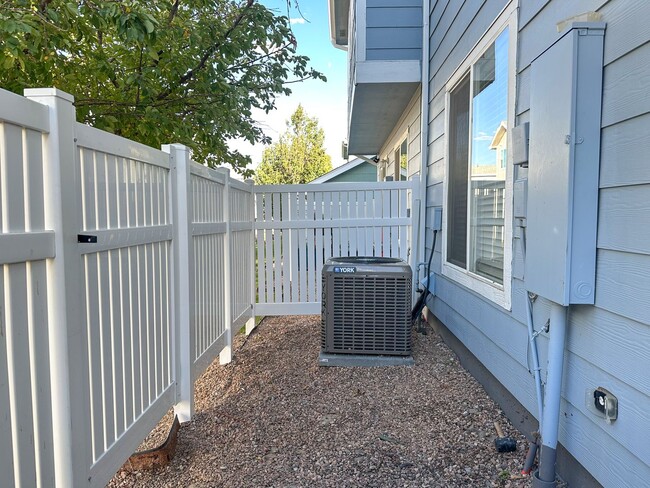 Building Photo - Beautifully Updated Townhome Near DIA