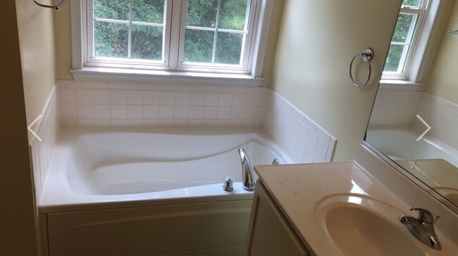 Building Photo - Nice end unit townhouse in waterfront comm...