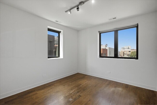 Building Photo - 650 N Green St