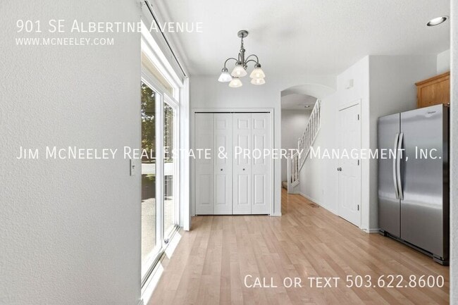 Building Photo - 901 SE Albertine St