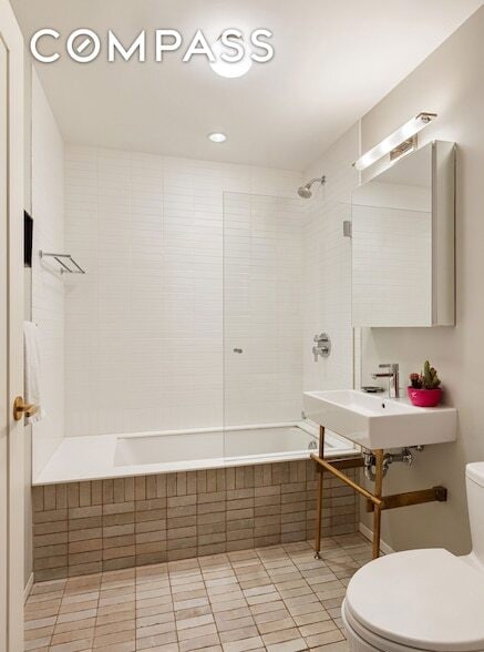 Building Photo - 345 W 14th St