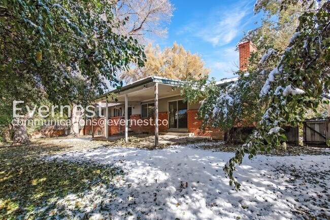 Building Photo - 4 Bed, 3 Bath Home with Fenced Yard & Garage / Available Now!