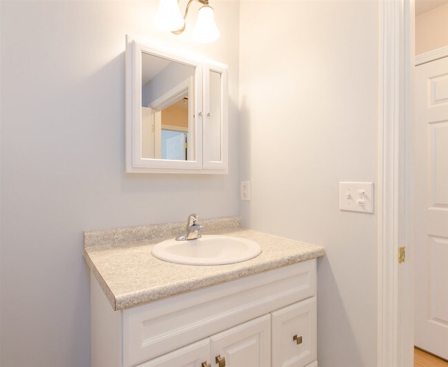 Building Photo - 60 Russell Hill Rd