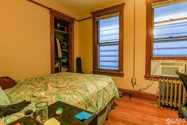 Building Photo - 259 Somerset St