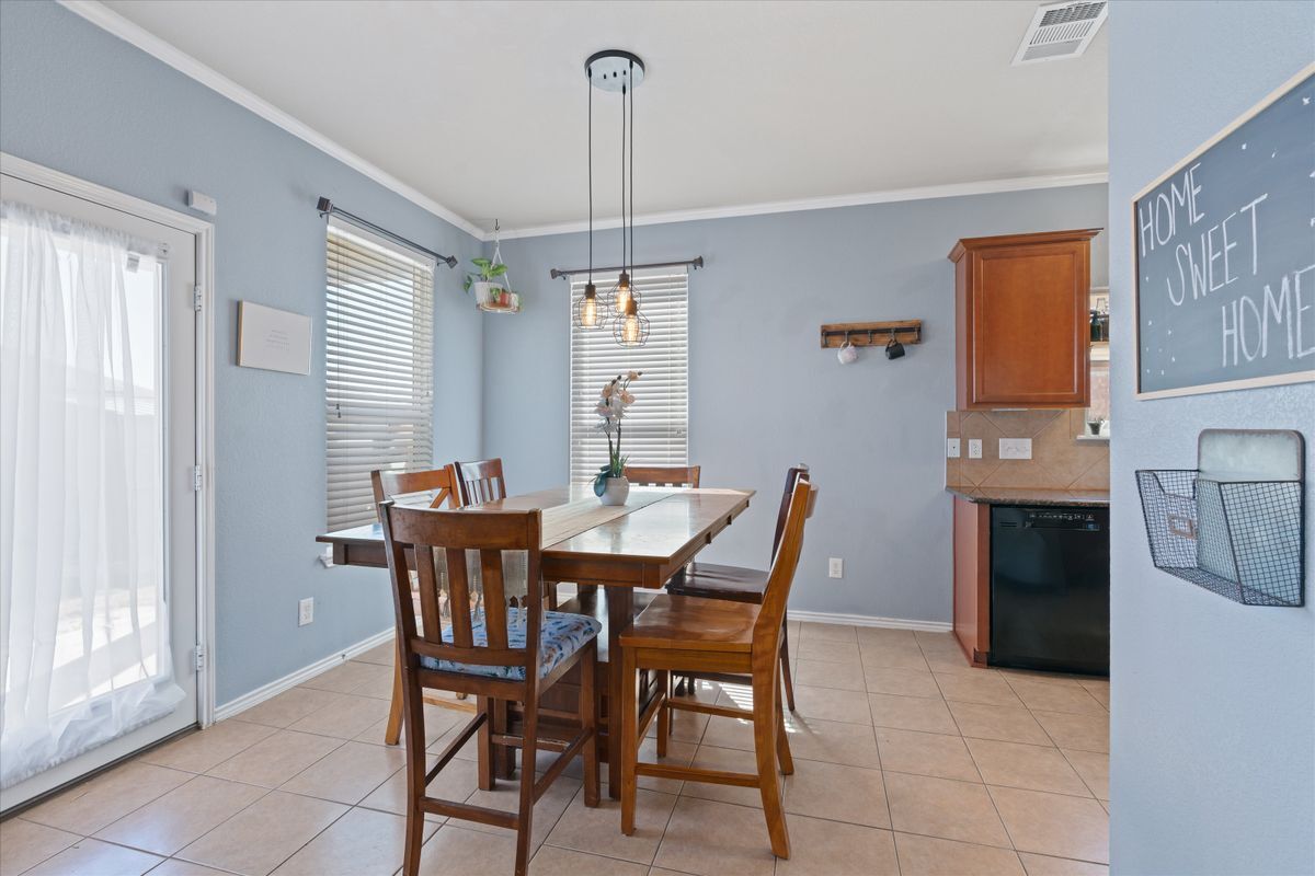 Building Photo - 2108 Scott Dr