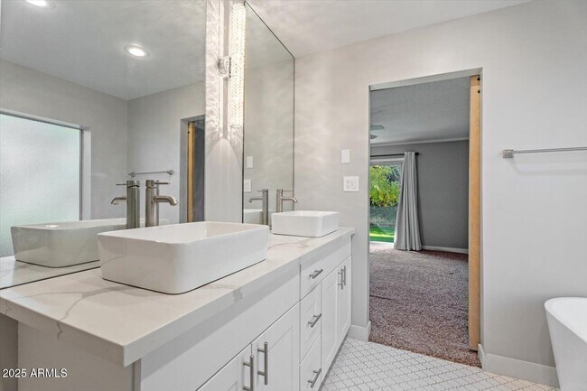 Building Photo - 8635 E Vía De La Gente