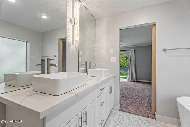 Building Photo - 8635 Via De Ln