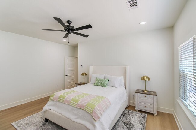 Building Photo - 1107 W 9th Ave