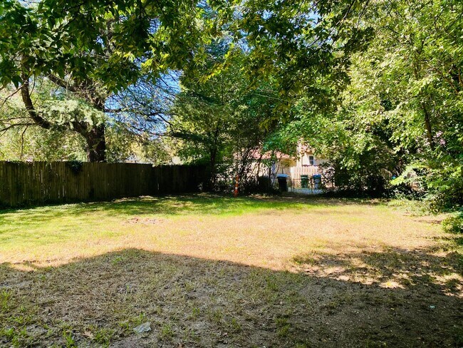Building Photo - Gorgeous 3 bdrm/2.5 bath newly renovated h...