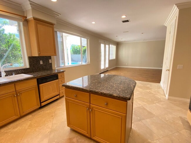 Building Photo - Beautiful 5 bedroom Newbury Park home with mountain views