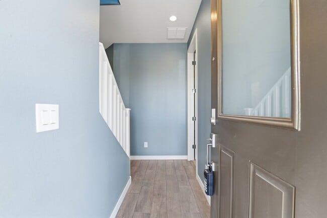 Building Photo - ** Like new Luxurious Modern townhome with 2 Master Suits in Warner Meadows**