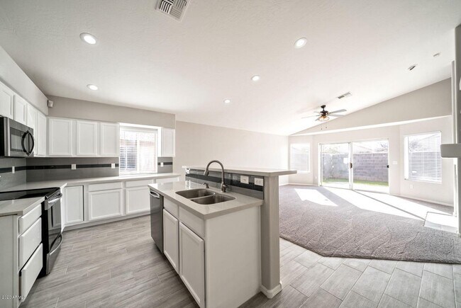Building Photo - 1213 W Glenmere Dr