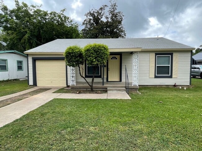 Primary Photo - Nice single story home in East Ft. Worth