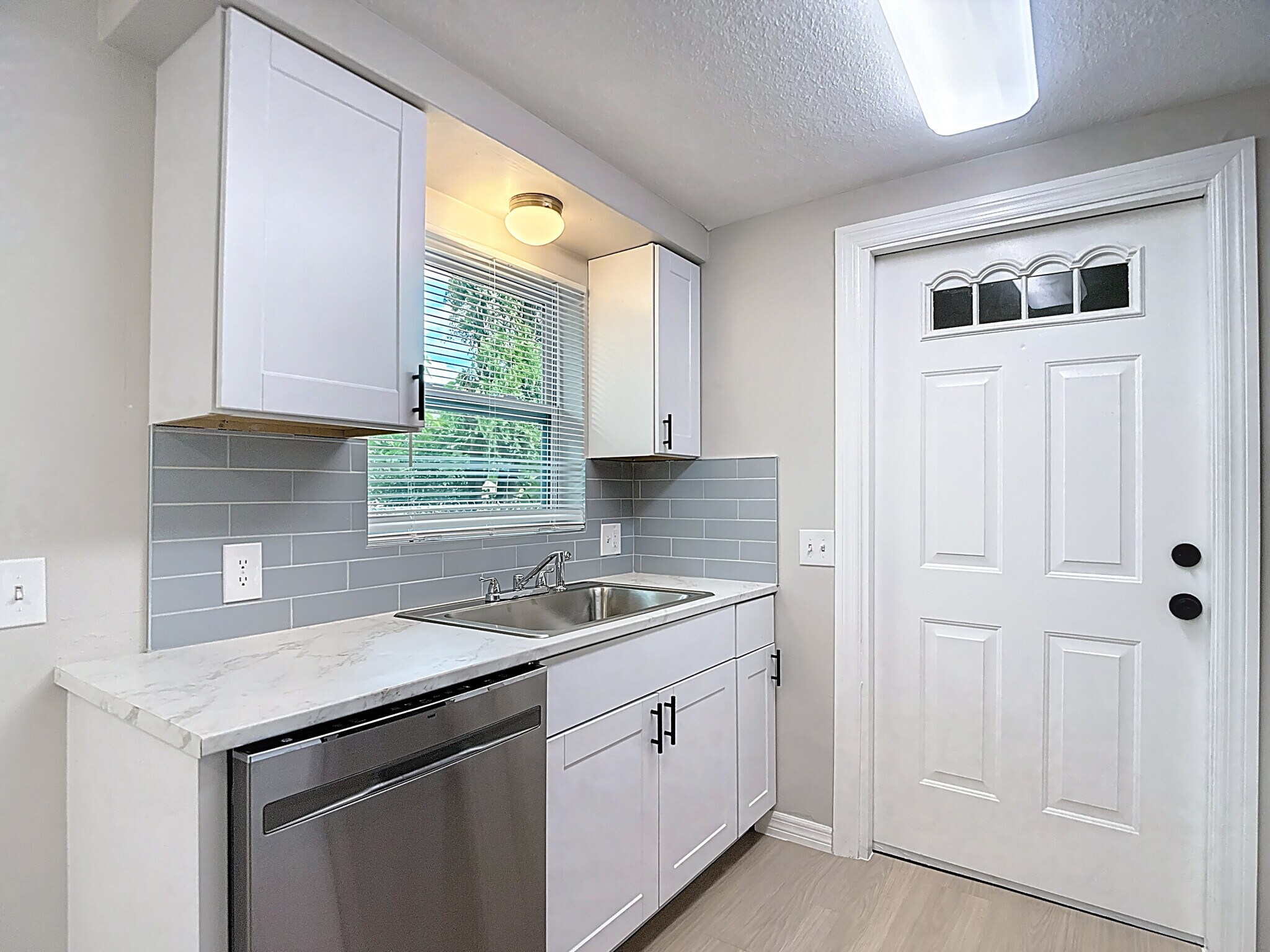 Building Photo - 5711 Pine St