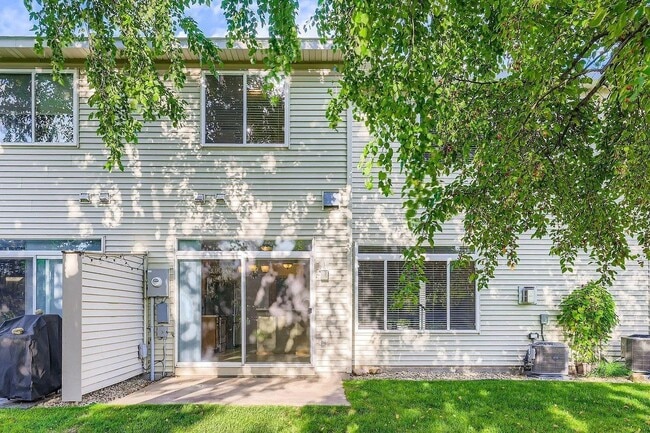 Building Photo - Rare 3bed 3bath Townhome in Rosemount