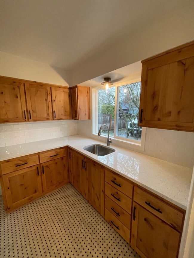 Building Photo - AVAILABLE NOW!!! Spacious 2bd/1ba House w/...
