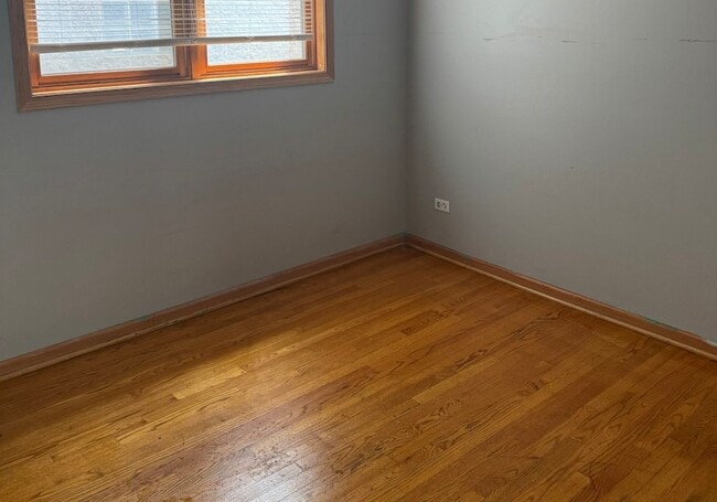 Building Photo - 5852 S Prairie Ave