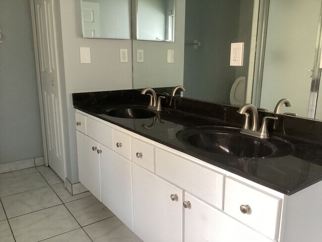 Building Photo - Beautiful Home 3x2