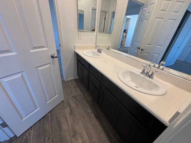 Building Photo - Charming 3-Bedroom Home with Spacious Back...
