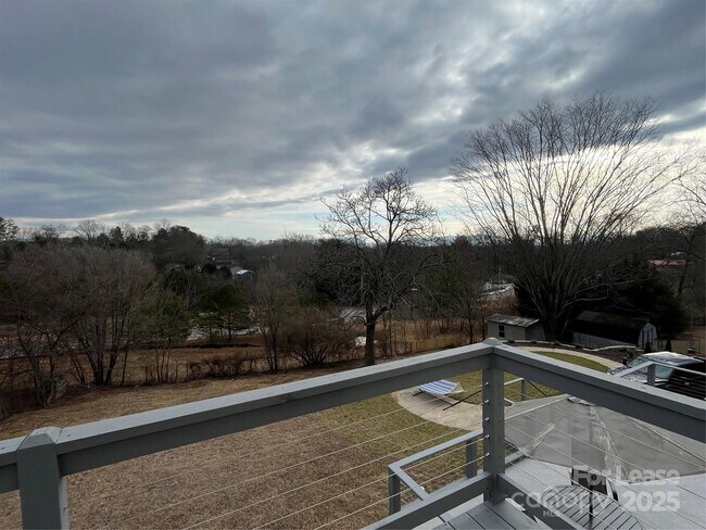 Building Photo - 303 Hi Alta Ave