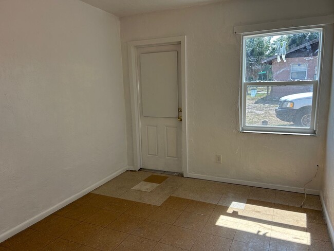 Building Photo - Cozy 2 Bedroom, 1 Bath Apartment in Charmi...