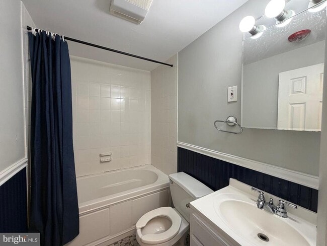 Building Photo - 319 Meetinghouse Ln