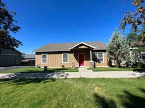 Building Photo - Single level home in NE Bend off Cooley!