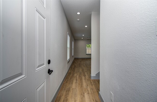 Building Photo - 835 S Victory Dr