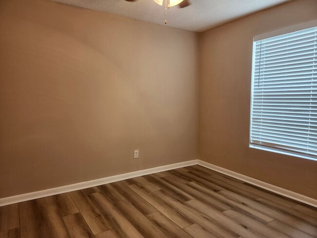 Building Photo - Duplex for Rent