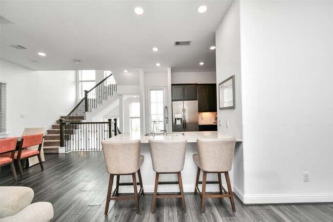 Building Photo - 11012 Mikula Dr
