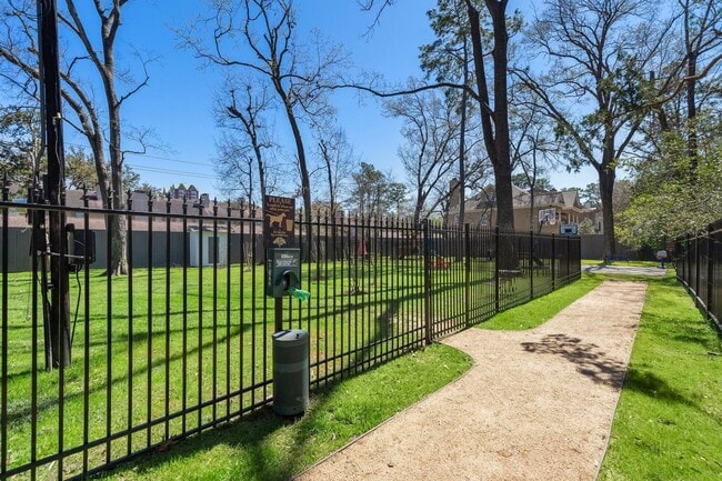 Building Photo - 8954 Chatsworth Dr