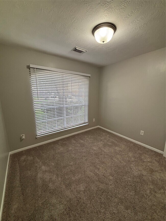 Building Photo - 1702 Oak Ridge Dr