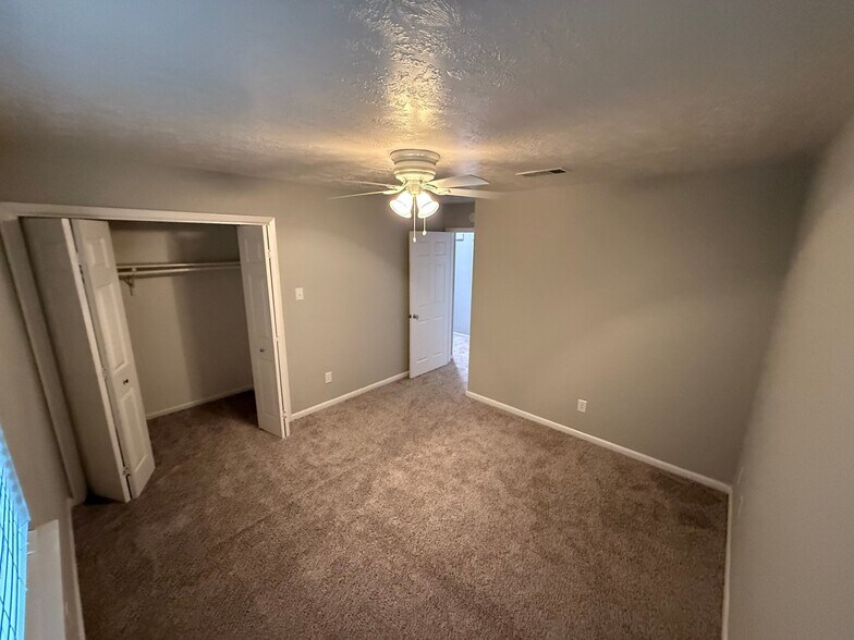 Building Photo - 1403 Airline Dr
