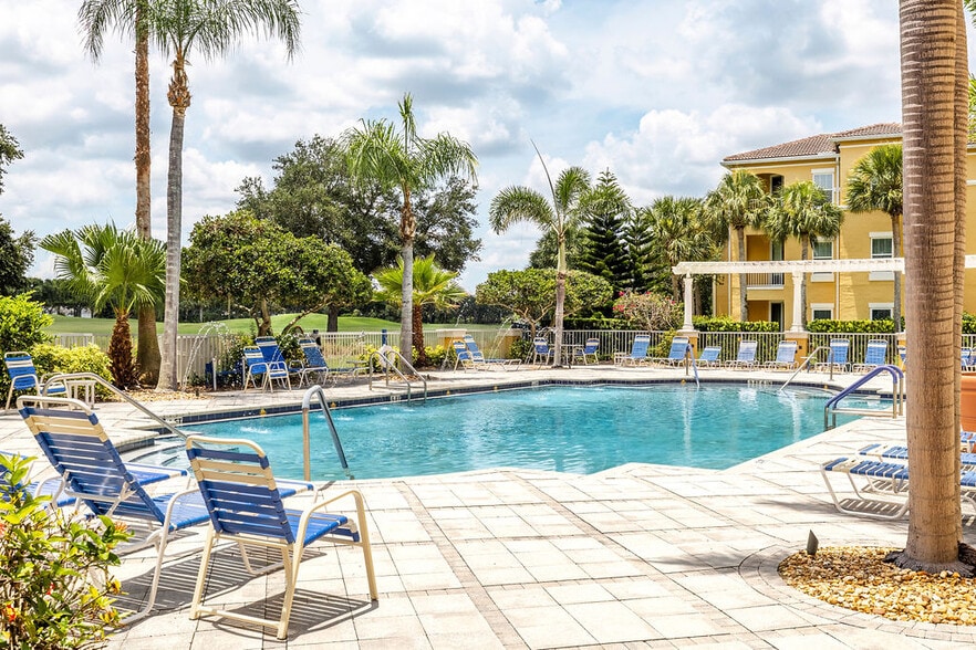 Building Photo - 5060 Fairways Cir