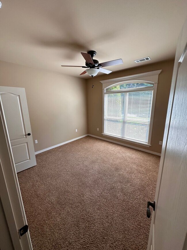 Building Photo - 1010 S Vancouver Ave