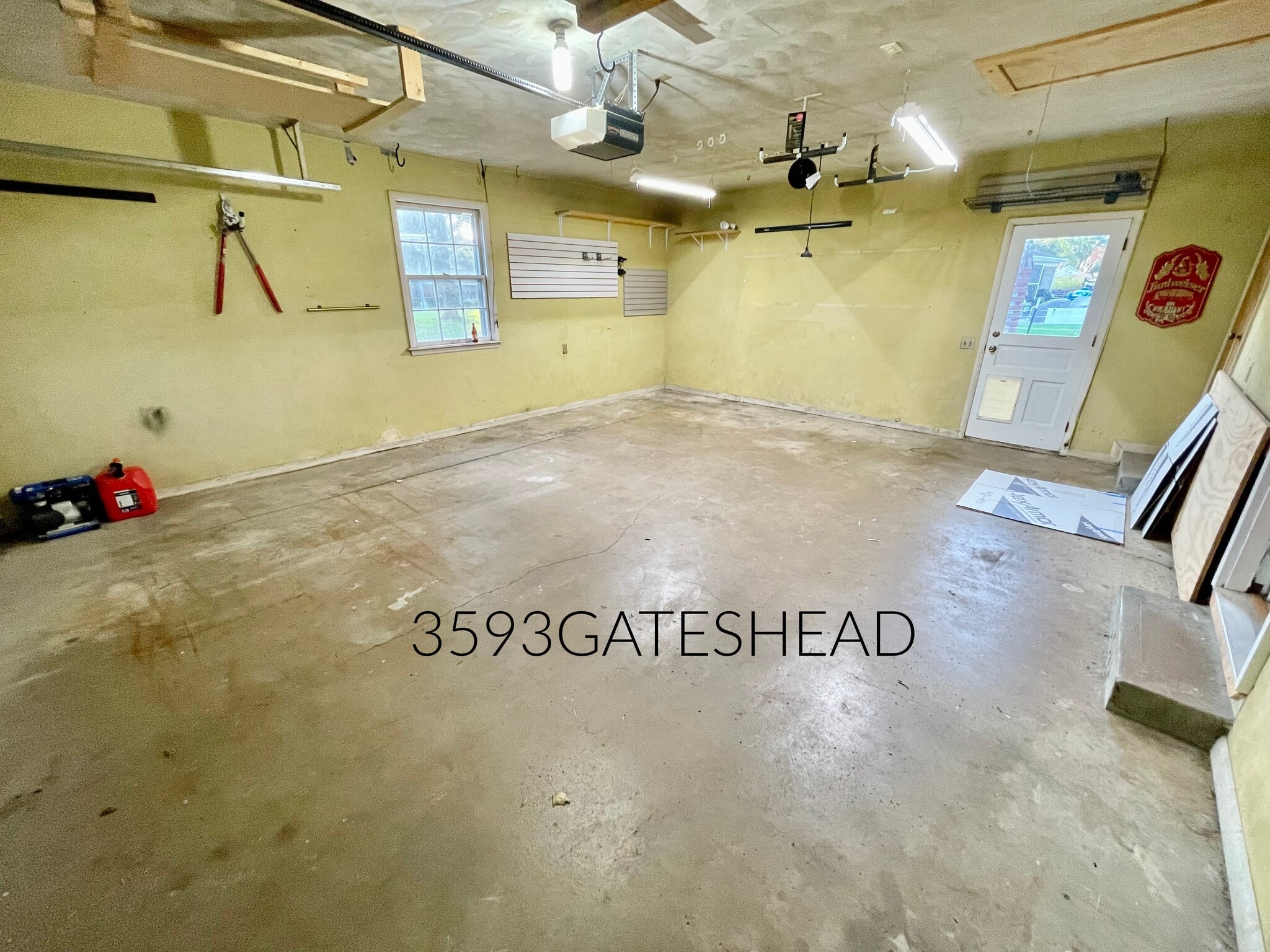 Garage - 3593 Gateshead St NE