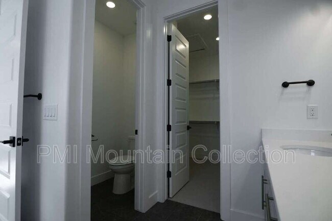 Building Photo - 459 Rimrock Ln