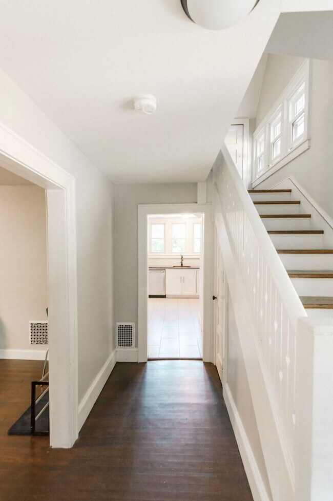 Building Photo - Three Bedroom One Bath