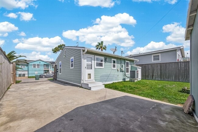 Building Photo - 5721 Sylvia Dr