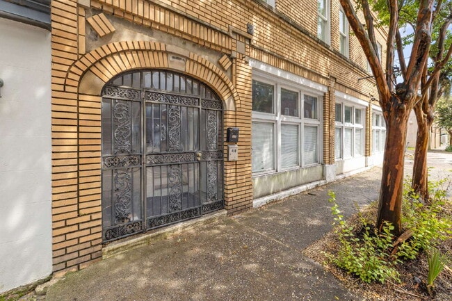 Primary Photo - Upscale Historic 3BR/2BA Condo with Rare Garage Parking in the Heart of Downtown Savannah