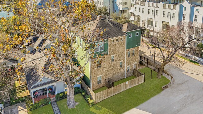 Building Photo - 2736 Cortlandt St